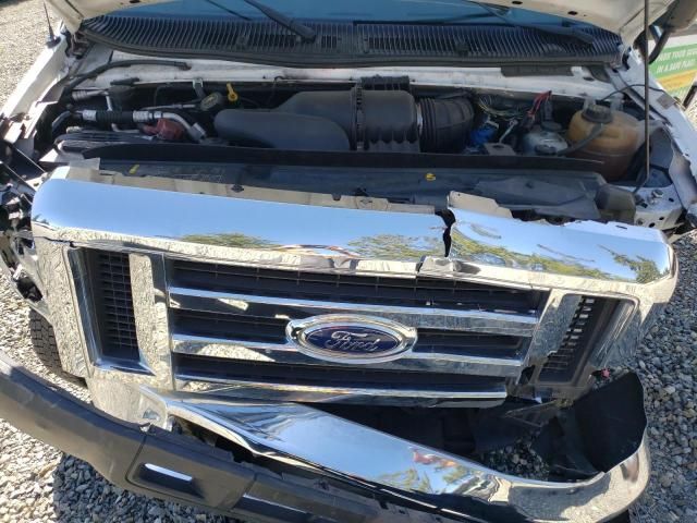 2017 Ford Econoline E450 Super Duty Cutaway Van