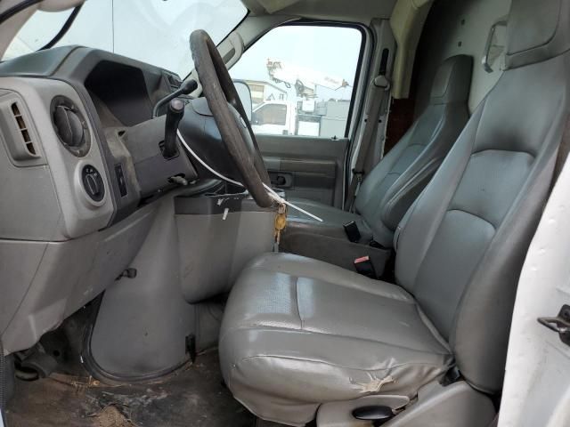 2011 Ford Econoline E450 Super Duty Cutaway Van