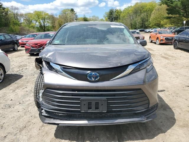 2022 Toyota Sienna LE