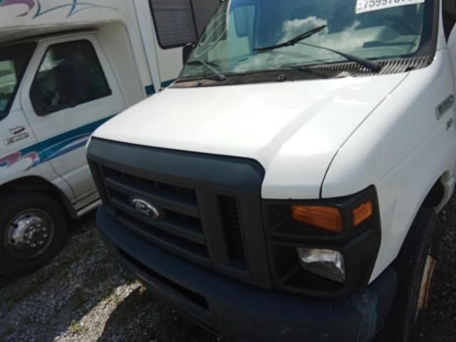 2015 Ford Econoline E350 Super Duty Cutaway Van