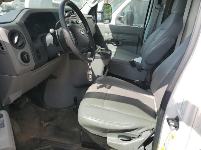 2013 Ford Econoline E350 Super Duty Cutaway Van