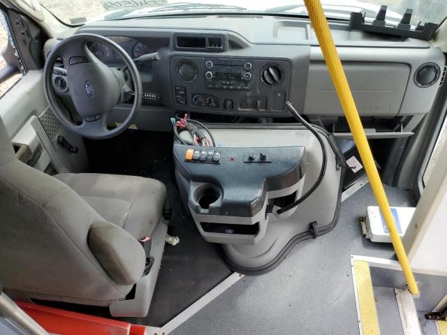 2014 Ford Econoline E450 Super Duty Cutaway Van