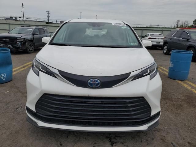 2022 Toyota Sienna LE