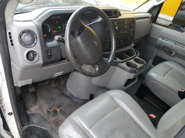 2013 Ford Econoline E450 Super Duty Cutaway Van