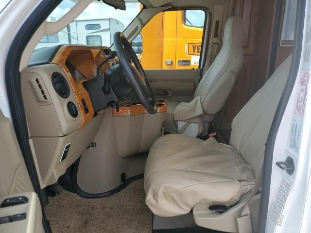 2011 Ford Econoline E450 Super Duty Cutaway Van