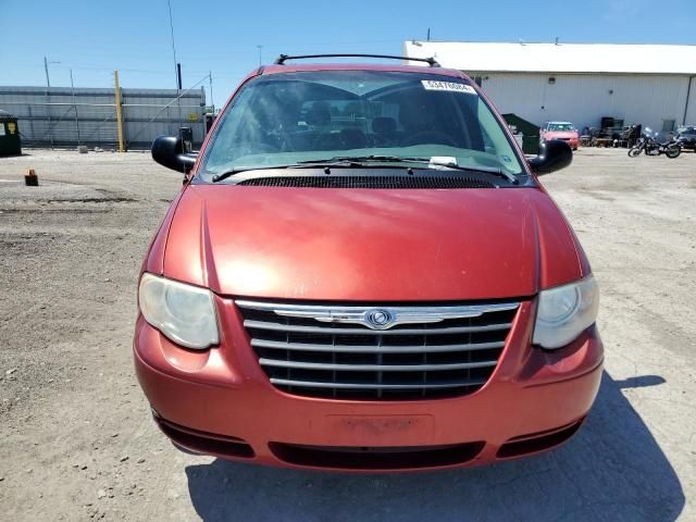 2005 Chrysler Town & Country LX