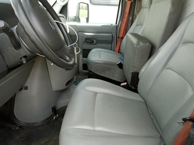 2015 Ford Econoline E350 Super Duty Cutaway Van