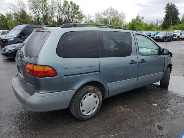 1999 Toyota Sienna LE