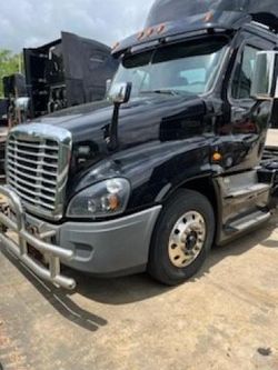Salvage trucks for sale at Columbus, OH auction: 2017 Freightliner Cascadia 125