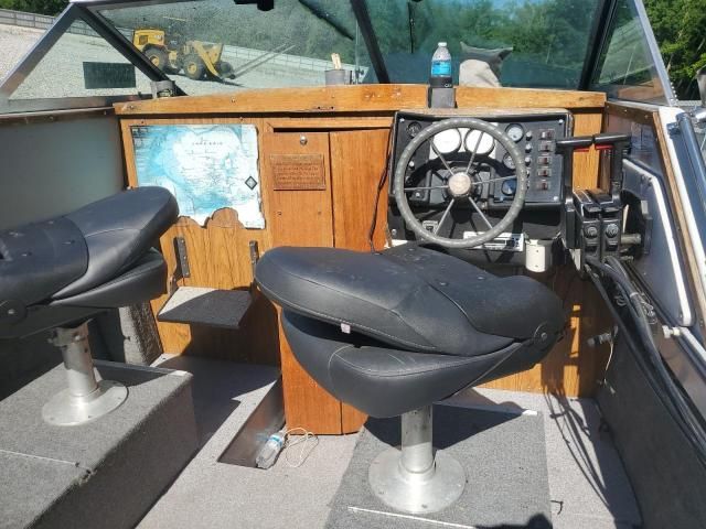 1988 Crestliner Boat