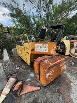 Salvage trucks for sale at Homestead, FL auction: 1983 Galion Roller DR001B