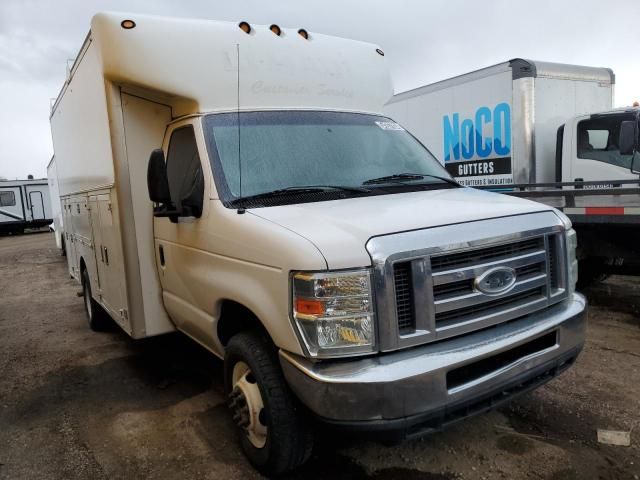 2013 Ford Econoline E450 Super Duty Cutaway Van