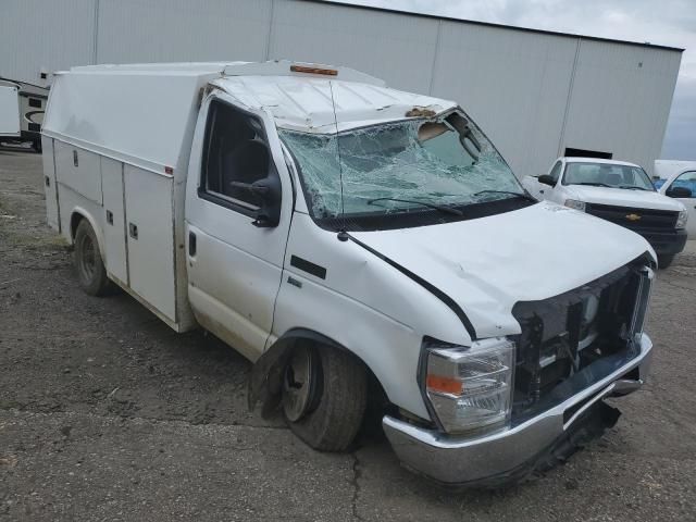 2014 Ford Econoline E350 Super Duty Cutaway Van