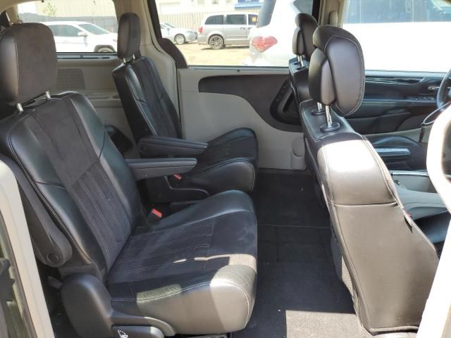 2014 Chrysler Town & Country Touring L