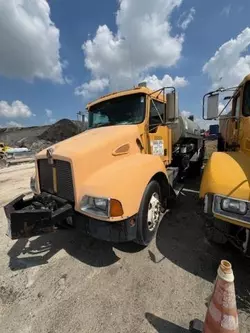 Vehiculos salvage en venta de Copart Chicago: 2002 Kenworth Construction T300