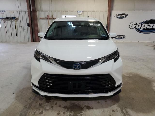 2021 Toyota Sienna XLE