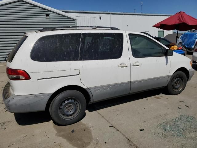 2001 Toyota Sienna LE