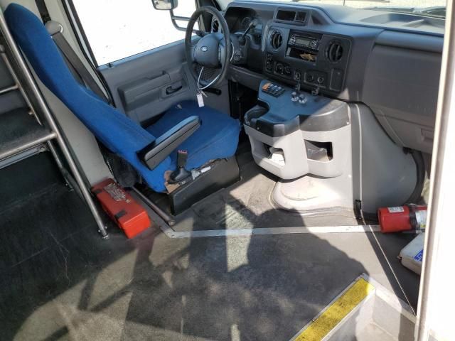 2014 Ford Econoline E350 Super Duty Cutaway Van