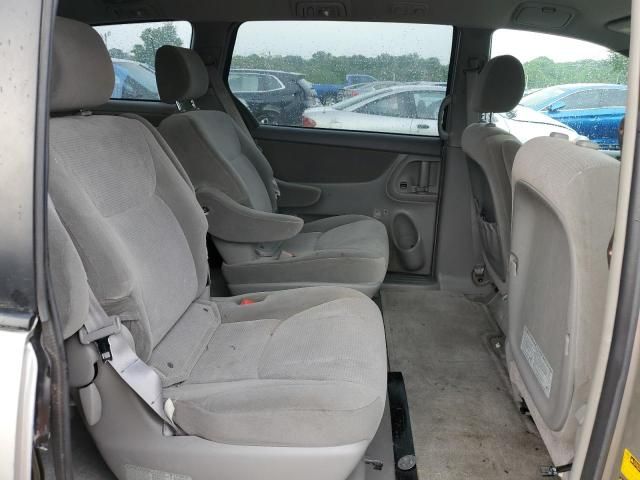 2005 Toyota Sienna LE