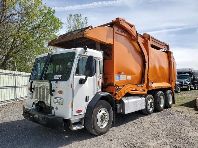 2015 Peterbilt 320