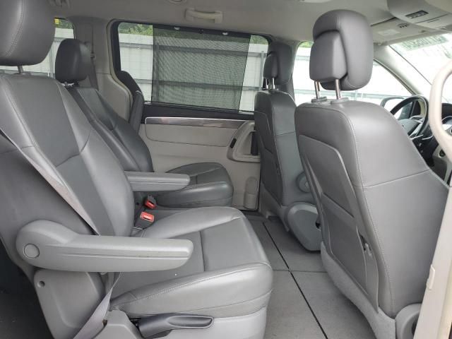 2010 Volkswagen Routan SE