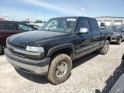 Salvage trucks for sale at Cahokia Heights, IL auction: 2000 Chevrolet Silverado K2500