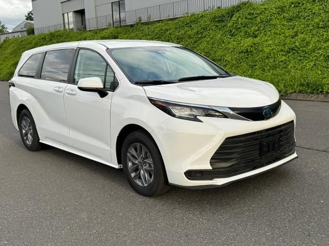 2022 Toyota Sienna LE