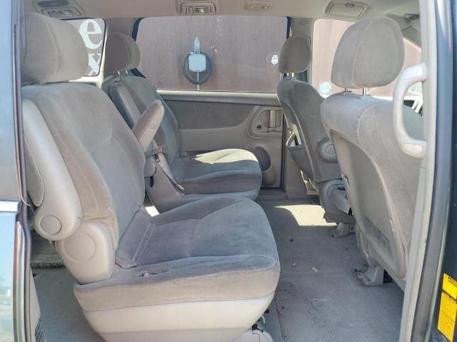 2004 Toyota Sienna CE