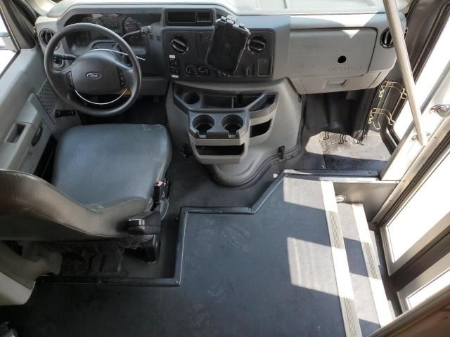 2013 Ford Econoline E350 Super Duty Cutaway Van