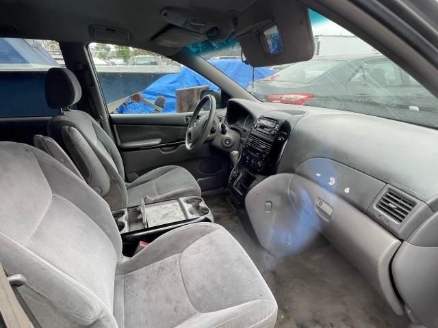 2004 Toyota Sienna CE