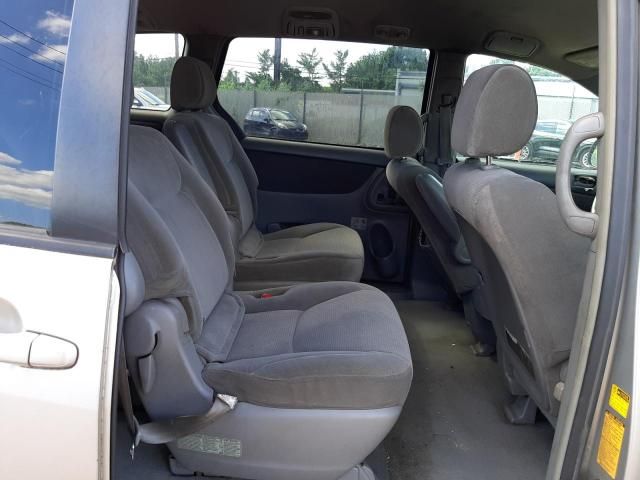 2004 Toyota Sienna CE