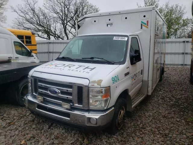 2022 Ford Econoline E450 Super Duty Cutaway Van