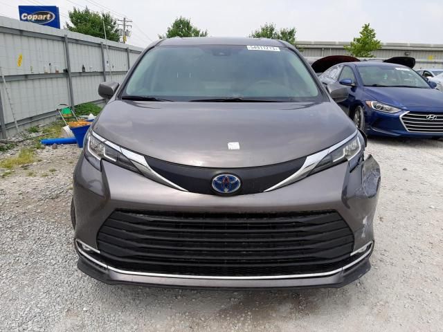 2022 Toyota Sienna XLE