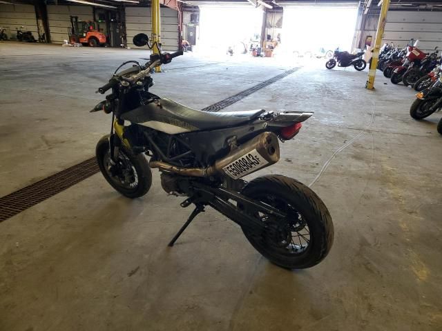 2017 Husqvarna Supermoto 701