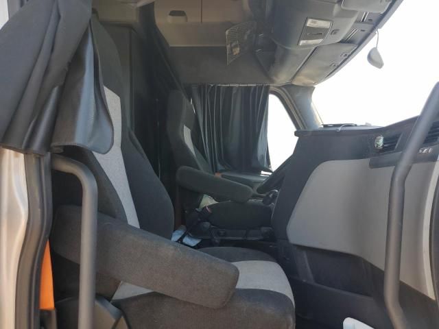 2019 Freightliner Cascadia 126