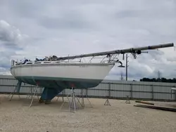 Botes salvage para piezas a la venta en subasta: 1984 Coachmen Sailboat