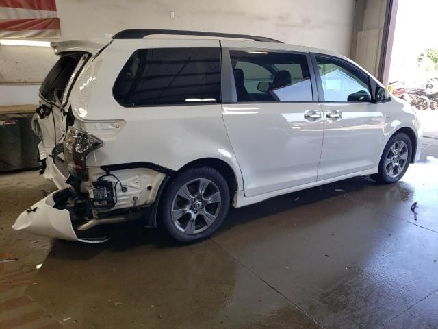 2019 Toyota Sienna SE