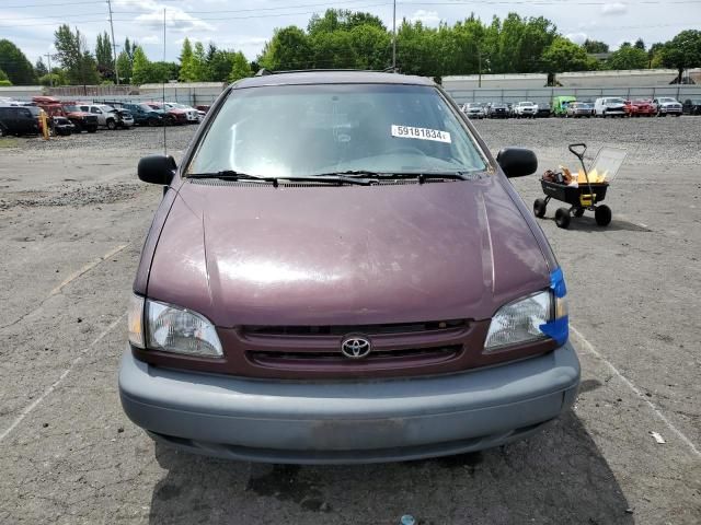 1999 Toyota Sienna LE