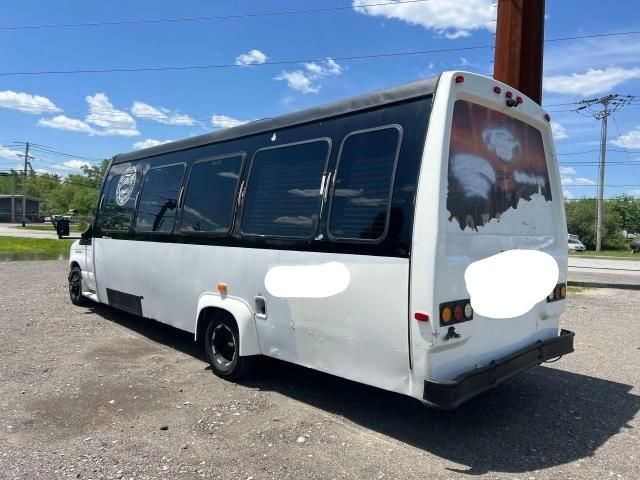 2005 Ford Econoline E450 Super Duty Cutaway Van