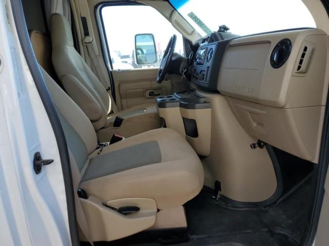 2015 Ford Econoline E450 Super Duty Cutaway Van