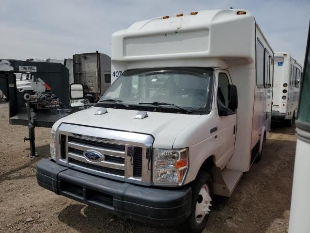 2014 Ford Econoline E350 Super Duty Cutaway Van