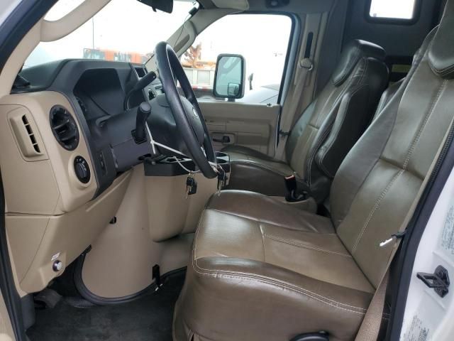 2018 Ford Econoline E450 Super Duty Cutaway Van