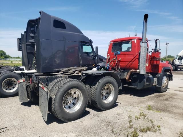 2000 Mack 600 RD600