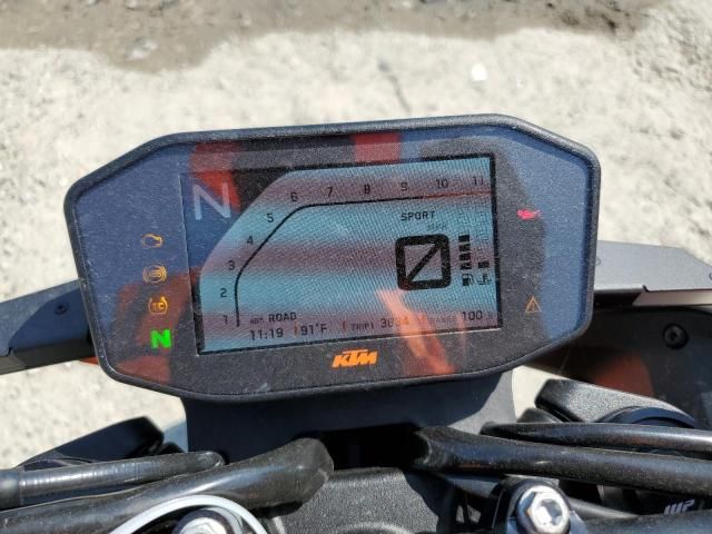 2022 KTM 890 Duke R