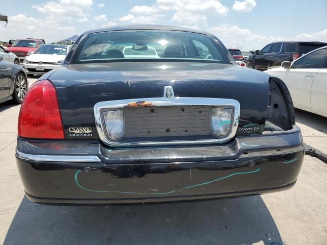 2005 Lincoln Town Car Signature Limited