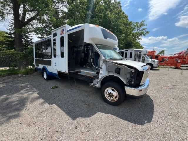 2013 Ford Econoline E450 Super Duty Cutaway Van