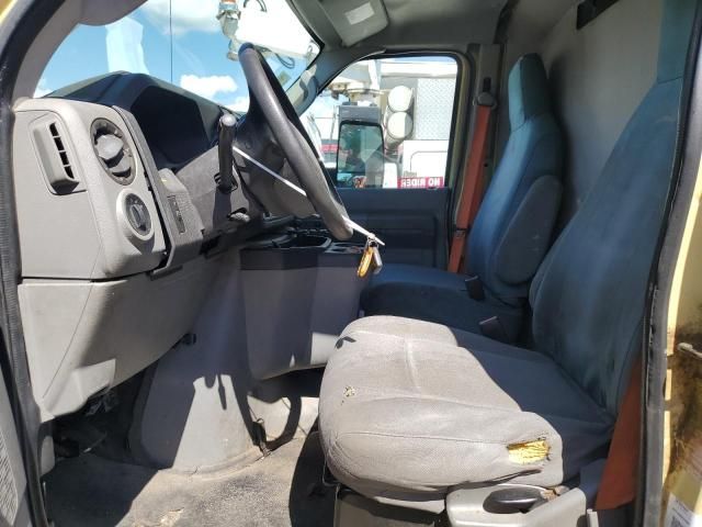 2011 Ford Econoline E450 Super Duty Cutaway Van