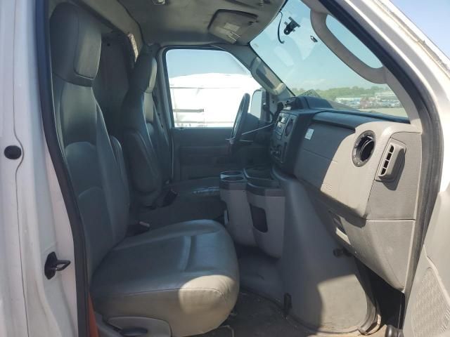 2012 Ford Econoline E350 Super Duty Cutaway Van