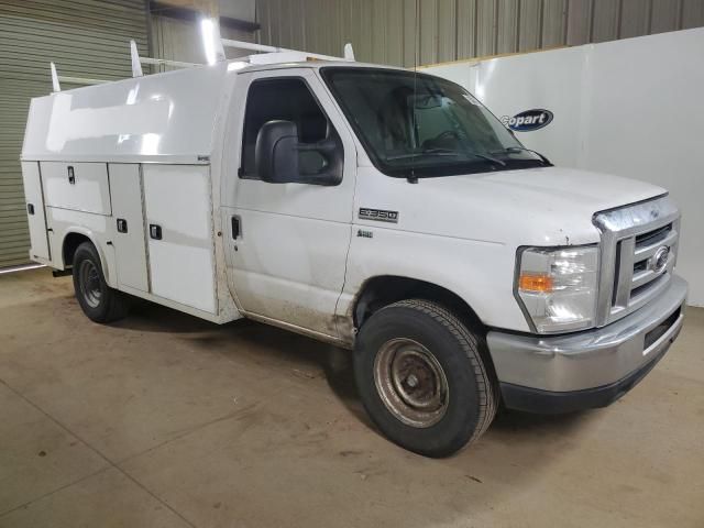 2017 Ford Econoline E350 Super Duty Cutaway Van