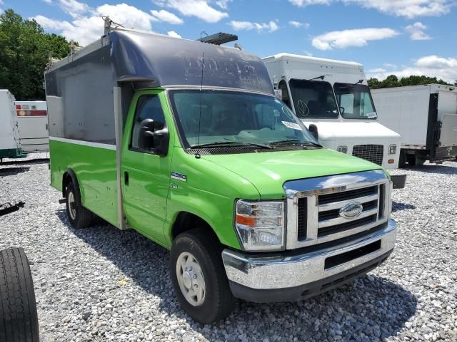 2013 Ford Econoline E350 Super Duty Cutaway Van